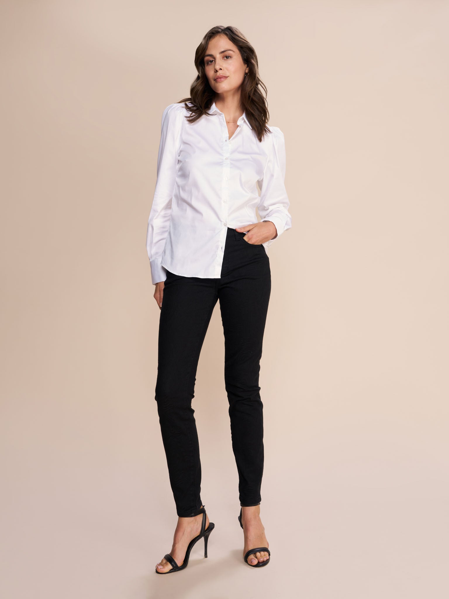 Modelshot / White / Detail